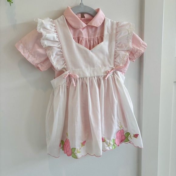 Vintage 80's Baby Girl Smocked Light Pink Dress With Embroidered Floral Apron - Picture 3 of 11